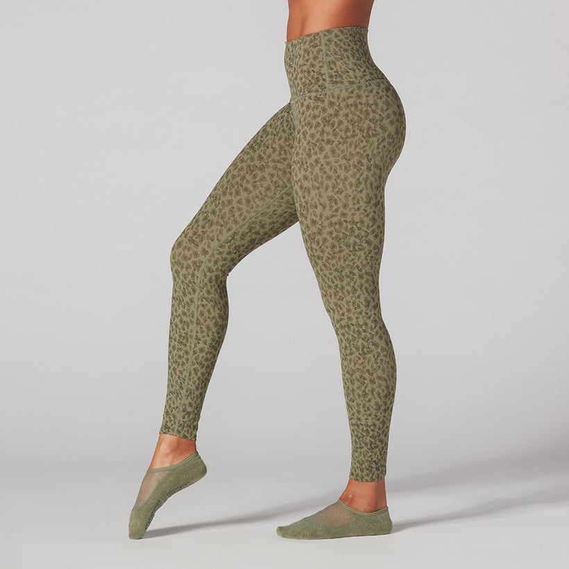 SS23_7.8-High-Waisted-Tight_Olive-Leopard_Side_820x_4be6a24f-6b59-4795-a037-f748a9ad08bf.jpg