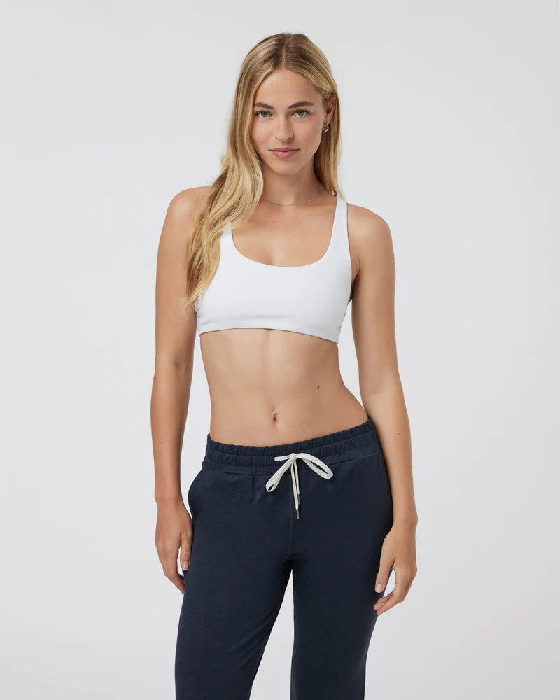 VW104WHT_FA24_W_ECOMM_sportsbras_FRONT_ALT_TOPS_4.webp