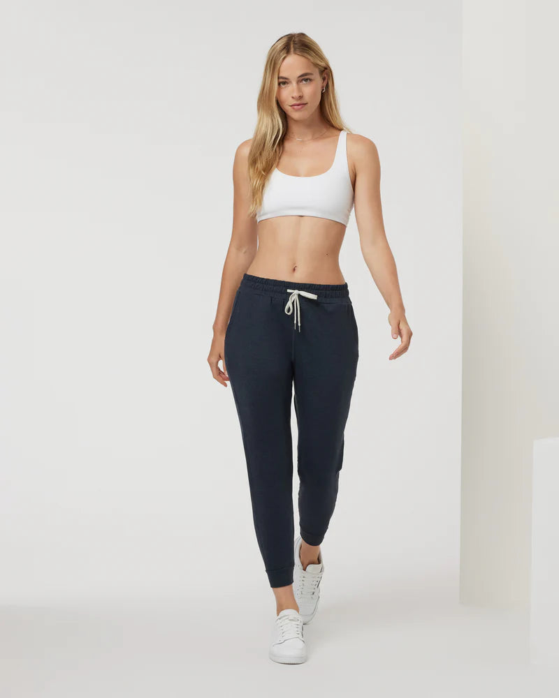 VW104WHT_FA24_W_ECOMM_sportsbras_FULL_ALT_5.webp