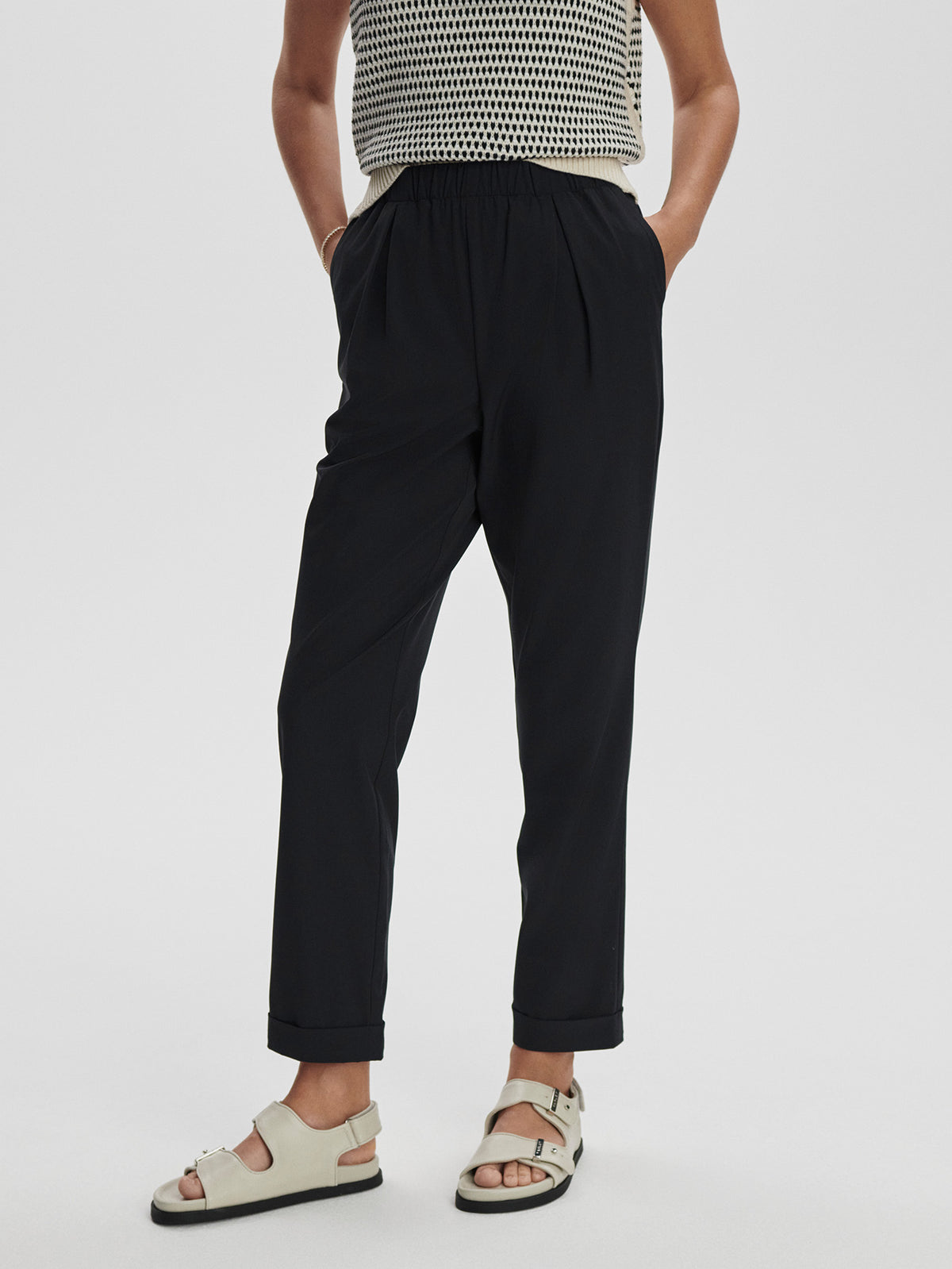 a4116d53fd5c52247a4c87cc6799fa19c6840697_VAR02525_ALANA_SLIM_TAPERED_CUFF_PANT_27_BLACK_053.jpg