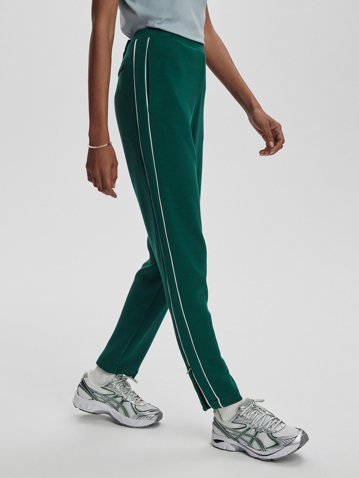 acf29e1617378c2e7998ad4944b54e78e21f10e1_VAR02474_THE_SLIM_PIPED_PANT_27.5_FOREST_094.jpg